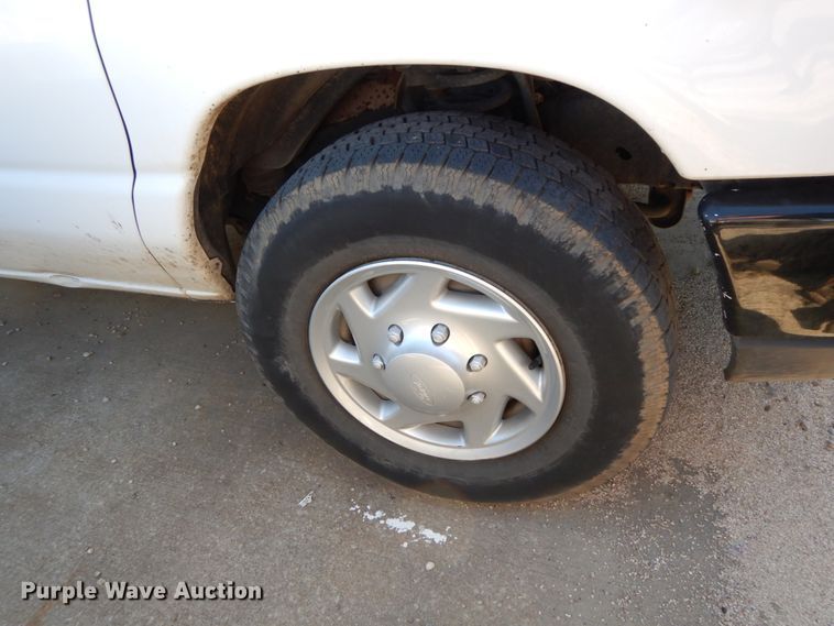 image for item HE9892 2010 Ford E350 Super Duty  van