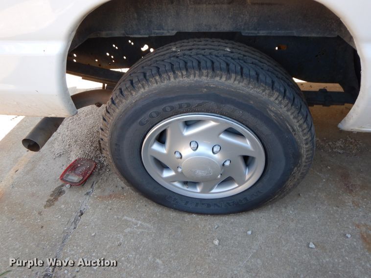 image for item HE9892 2010 Ford E350 Super Duty  van