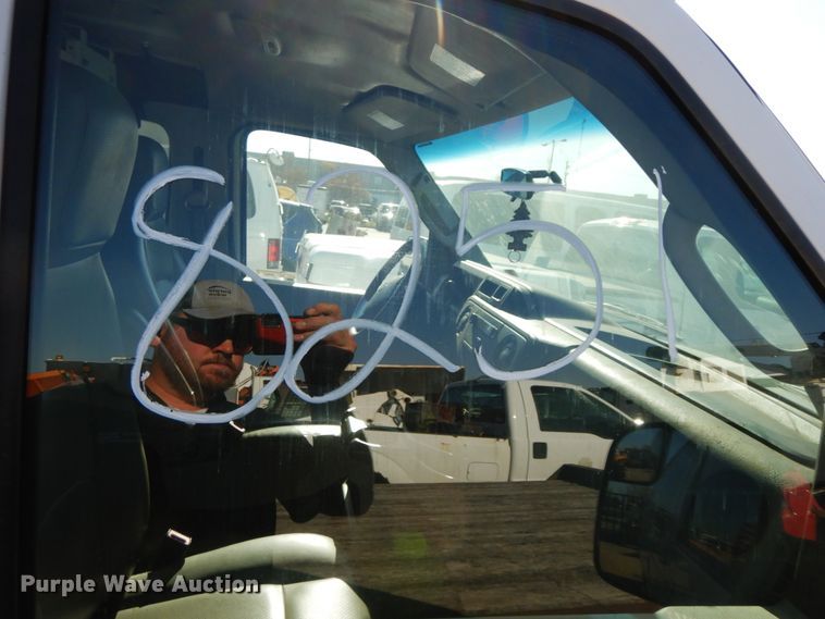 image for item HE9892 2010 Ford E350 Super Duty  van