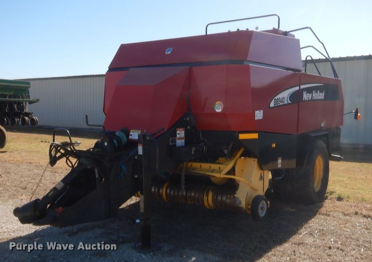 image for item DI3524 2001 New Holland BB940A  large square baler
