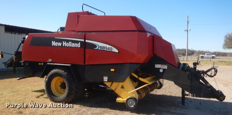 image for item DI3524 2001 New Holland BB940A  large square baler
