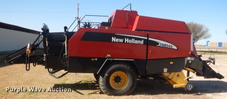 image for item DI3524 2001 New Holland BB940A  large square baler