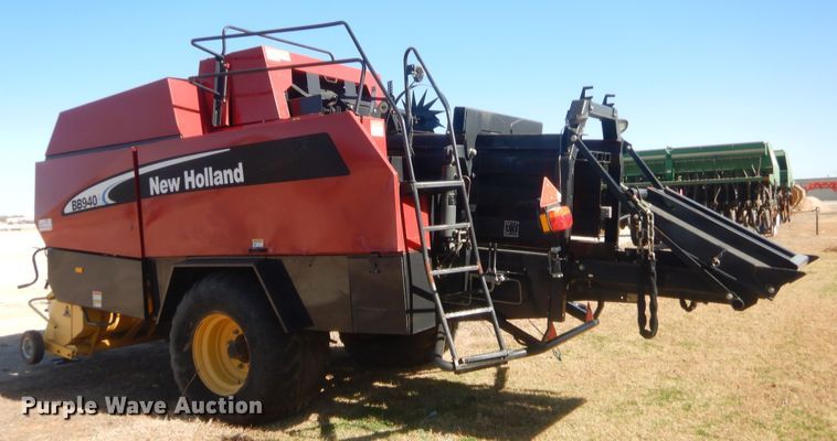 image for item DI3524 2001 New Holland BB940A  large square baler