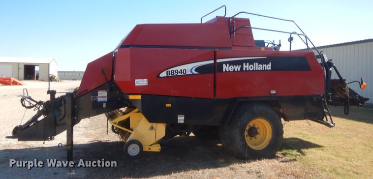 image for item DI3524 2001 New Holland BB940A  large square baler