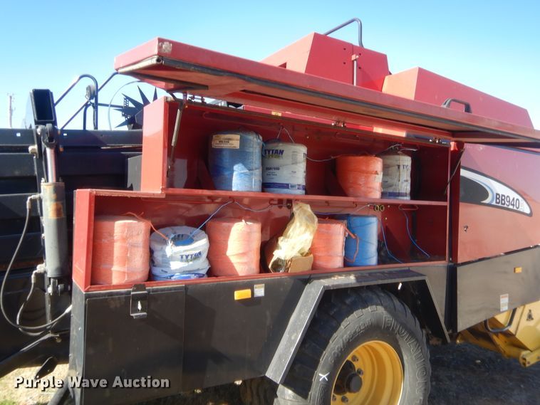 image for item DI3524 2001 New Holland BB940A  large square baler