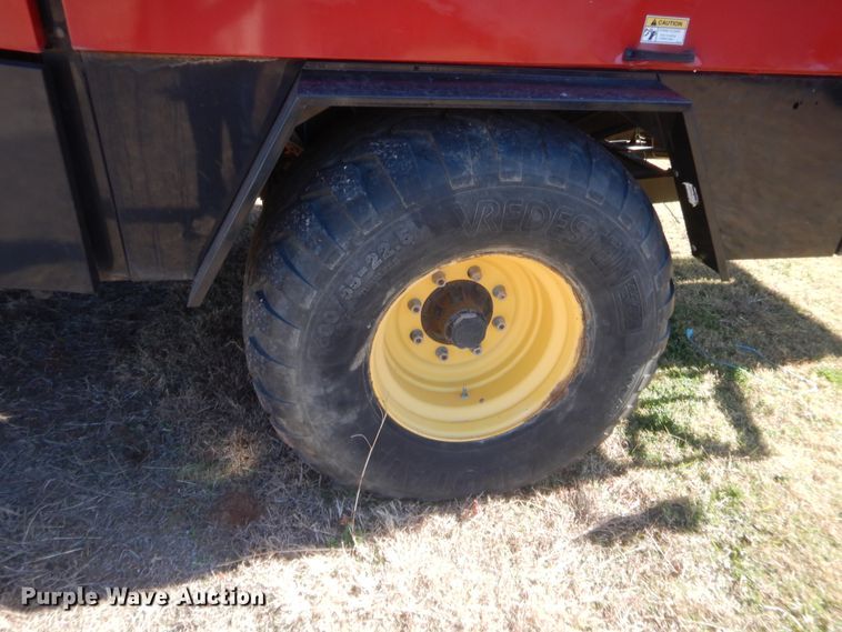 image for item DI3524 2001 New Holland BB940A  large square baler