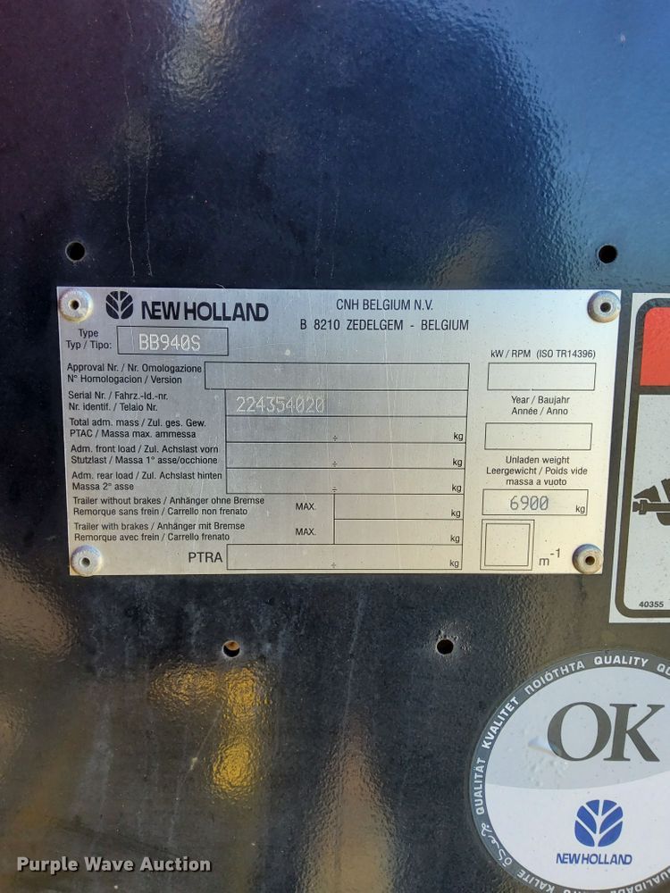 image for item DI3524 2001 New Holland BB940A  large square baler