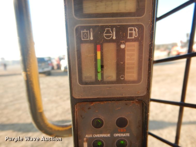 image for item DI3528 2013 Case SV300  skid steer loader