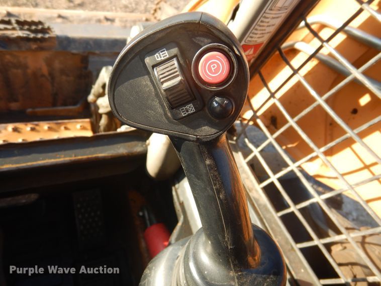 image for item DI3528 2013 Case SV300  skid steer loader