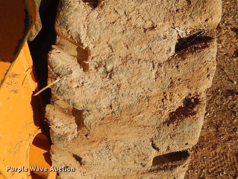 image for item DI3528 2013 Case SV300  skid steer loader