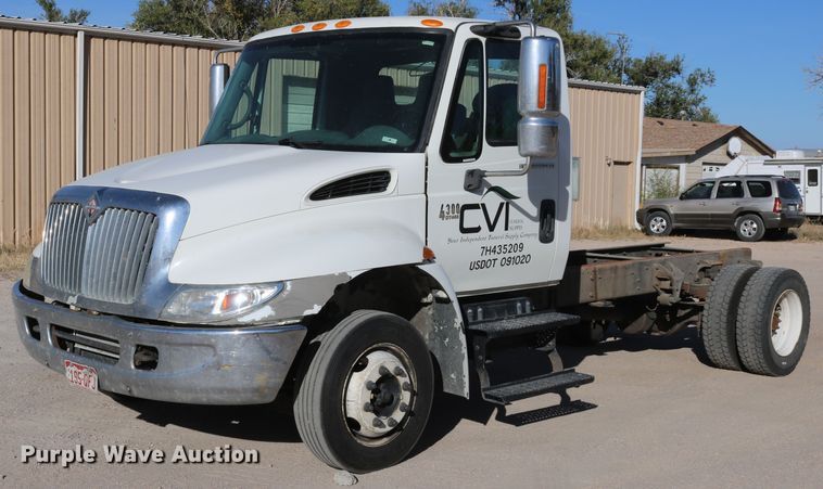 image for item DD6153 2007 International 4300  truck cab and chassis