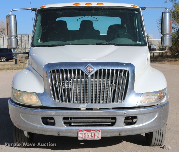 image for item DD6153 2007 International 4300  truck cab and chassis