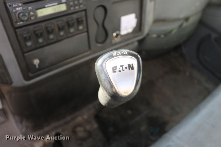 image for item DD6153 2007 International 4300  truck cab and chassis