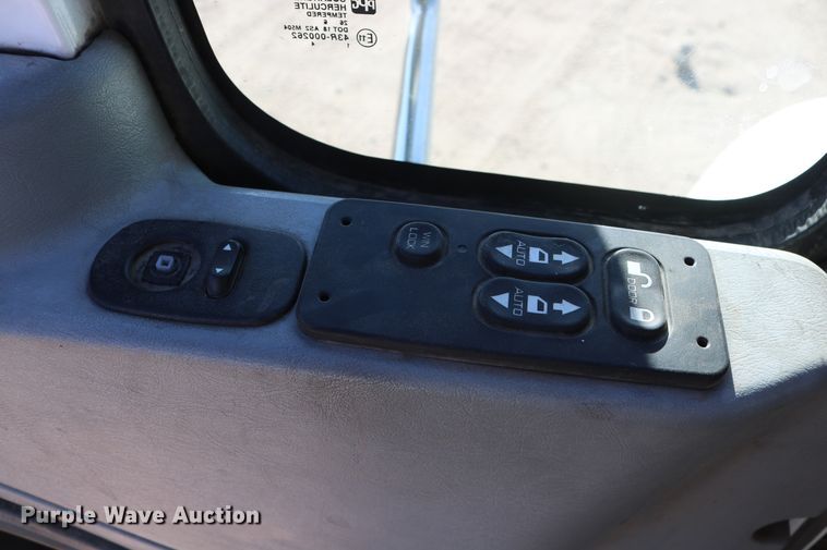 image for item DD6153 2007 International 4300  truck cab and chassis