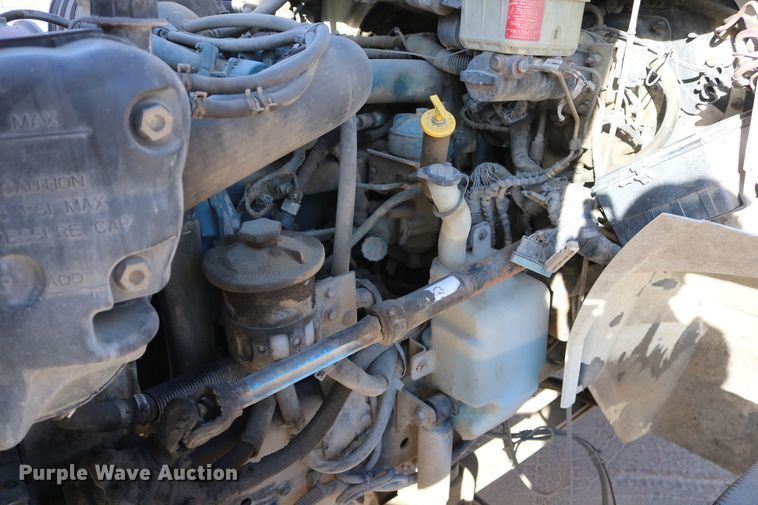 image for item DD6153 2007 International 4300  truck cab and chassis