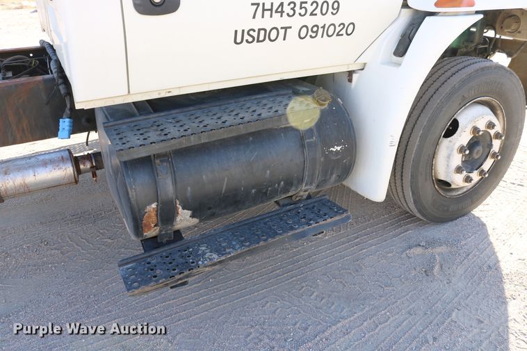 image for item DD6153 2007 International 4300  truck cab and chassis