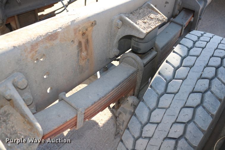 image for item DD6153 2007 International 4300  truck cab and chassis