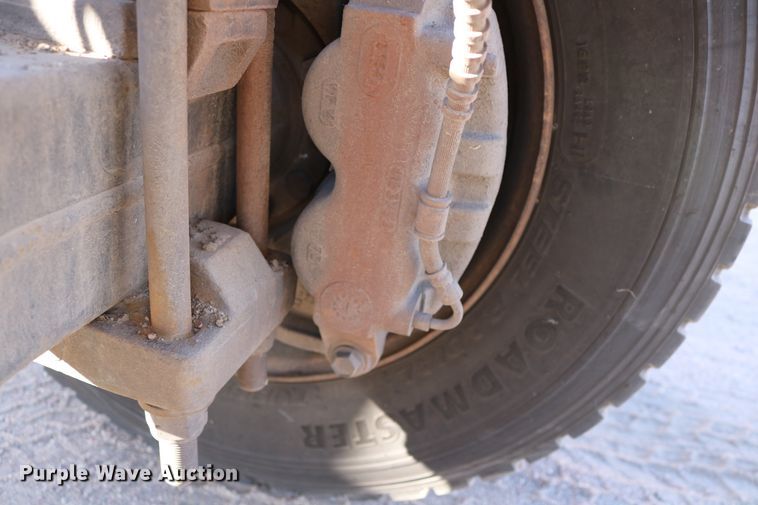 image for item DD6153 2007 International 4300  truck cab and chassis