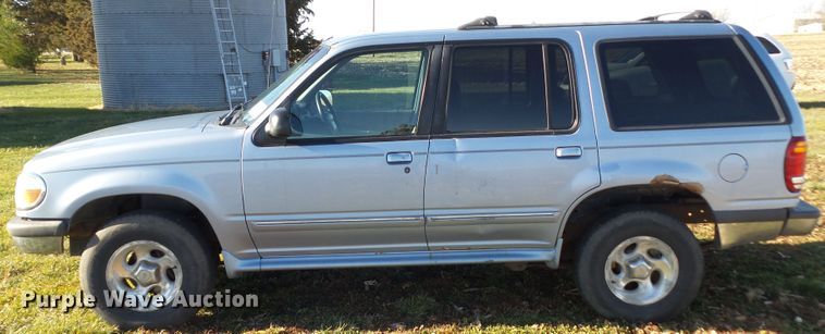 image for item DF0975 1998 Ford Explorer XLT  SUV