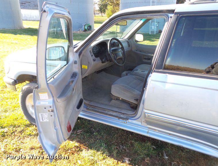 image for item DF0975 1998 Ford Explorer XLT  SUV
