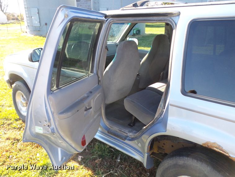 image for item DF0975 1998 Ford Explorer XLT  SUV