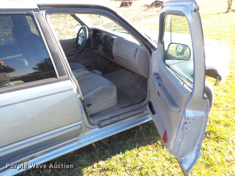 image for item DF0975 1998 Ford Explorer XLT  SUV