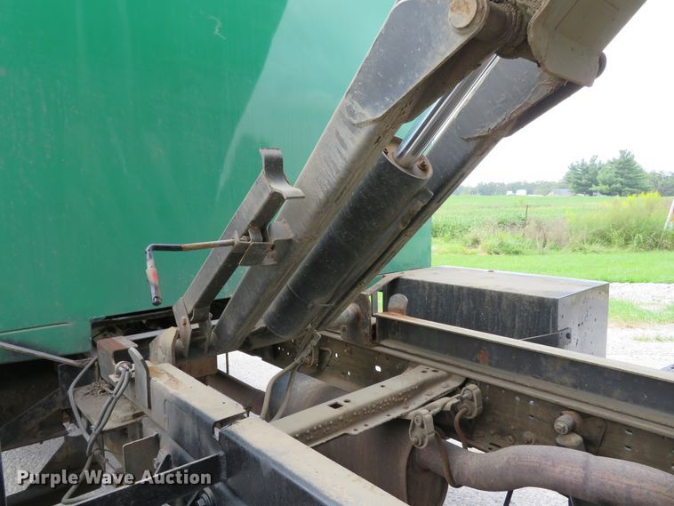 image for item DH1184 2006 Ford F550 Super Duty XL  chipper truck