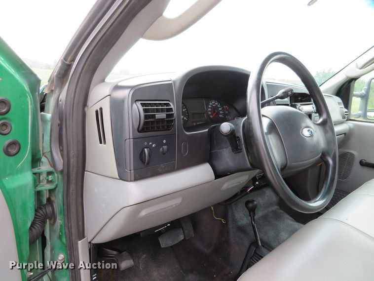 image for item DH1184 2006 Ford F550 Super Duty XL  chipper truck