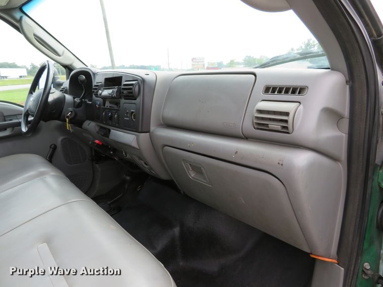 image for item DH1184 2006 Ford F550 Super Duty XL  chipper truck