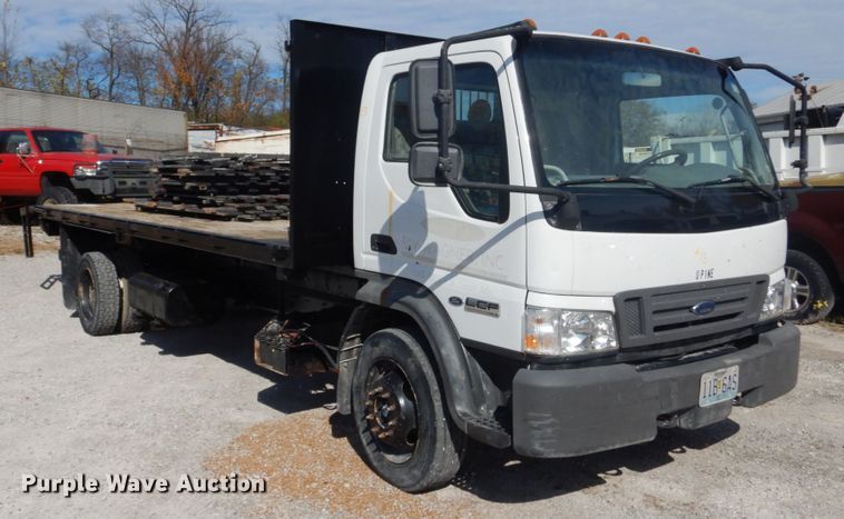 image for item DI1043 2006 Ford LCF  flatbed truck