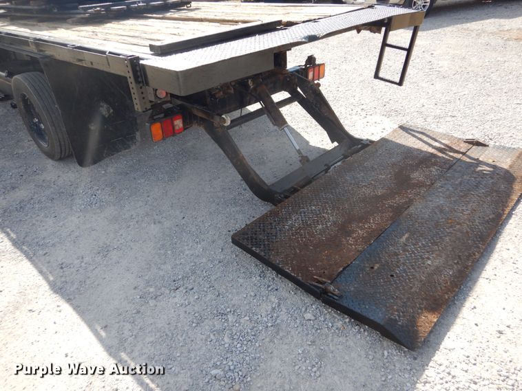 image for item DI1043 2006 Ford LCF  flatbed truck