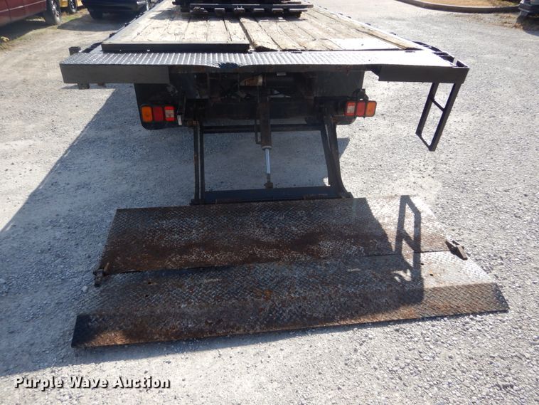image for item DI1043 2006 Ford LCF  flatbed truck