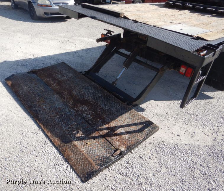 image for item DI1043 2006 Ford LCF  flatbed truck