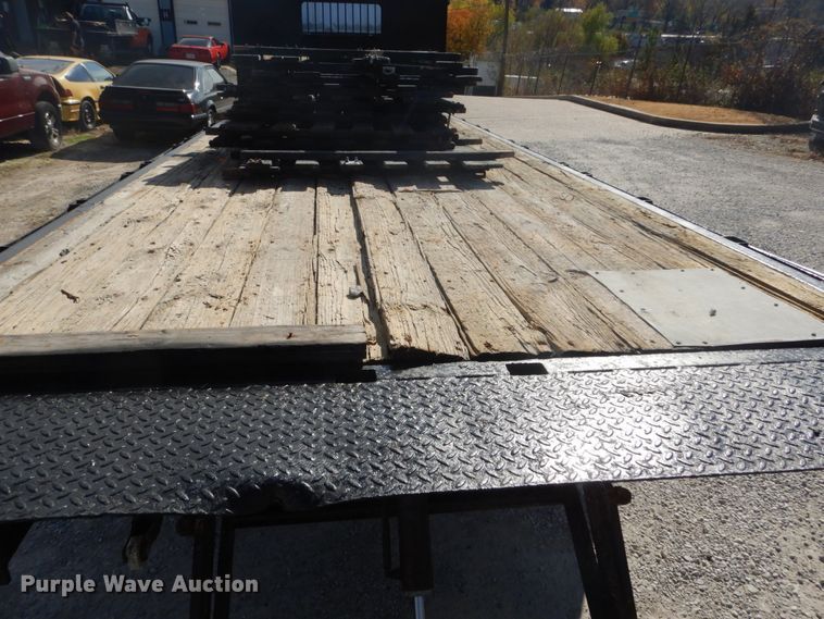 image for item DI1043 2006 Ford LCF  flatbed truck