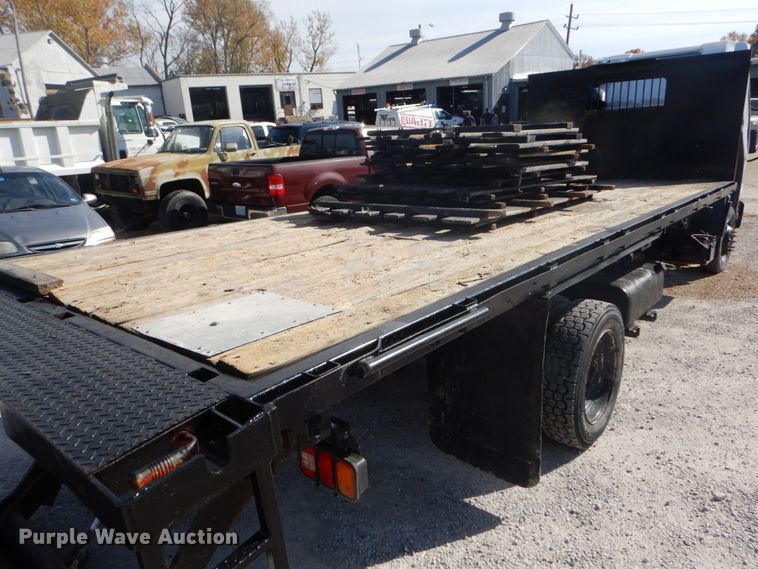 image for item DI1043 2006 Ford LCF  flatbed truck
