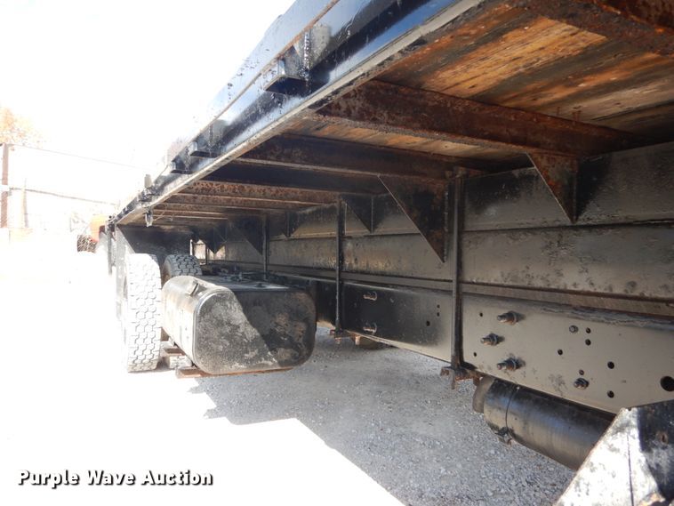 image for item DI1043 2006 Ford LCF  flatbed truck