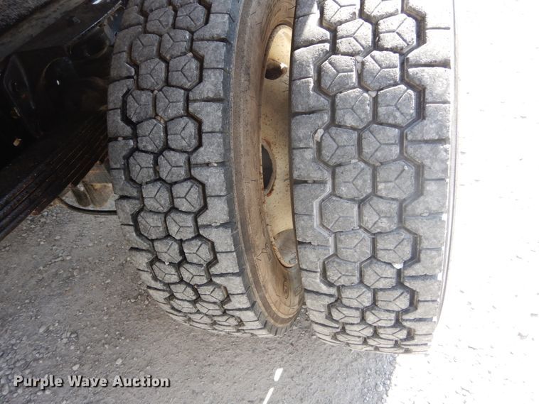 image for item DI1043 2006 Ford LCF  flatbed truck