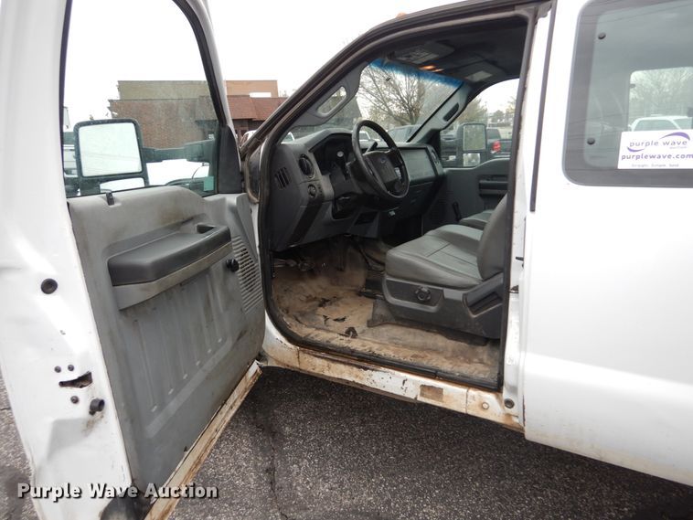 image for item DI1064 2014 Ford F550 Super Duty XL  utility truck with crane