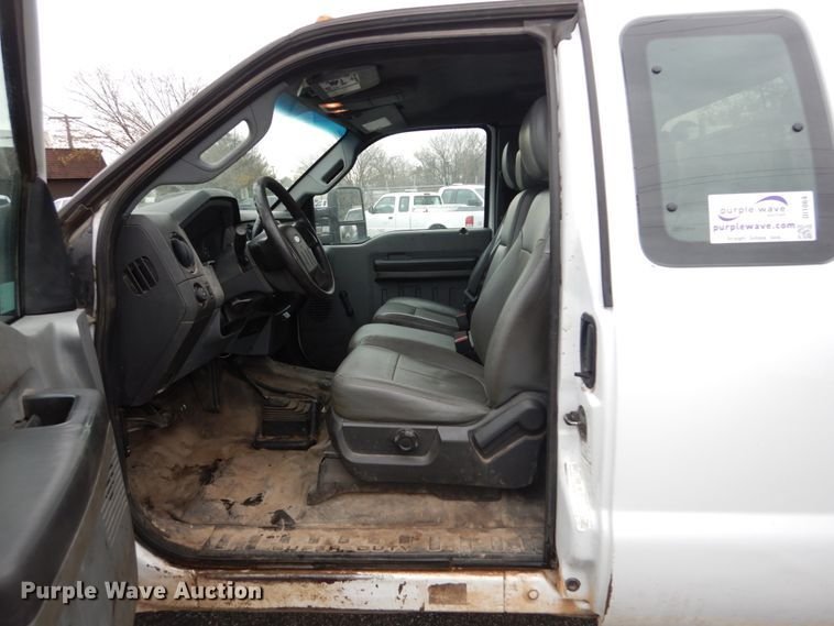 image for item DI1064 2014 Ford F550 Super Duty XL  utility truck with crane