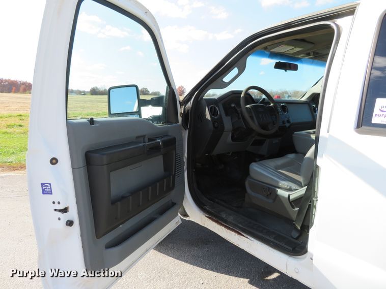 image for item DI3856 2014 Ford F250 Super Duty XL  Crew Cab flatbed pickup truck