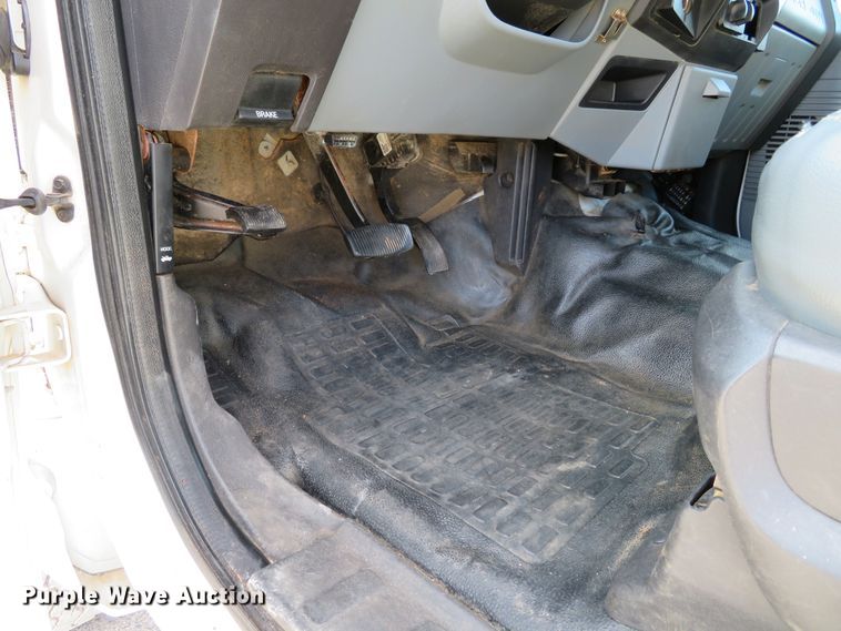 image for item DI3856 2014 Ford F250 Super Duty XL  Crew Cab flatbed pickup truck