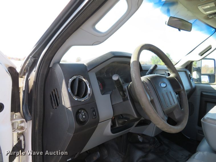 image for item DI3856 2014 Ford F250 Super Duty XL  Crew Cab flatbed pickup truck