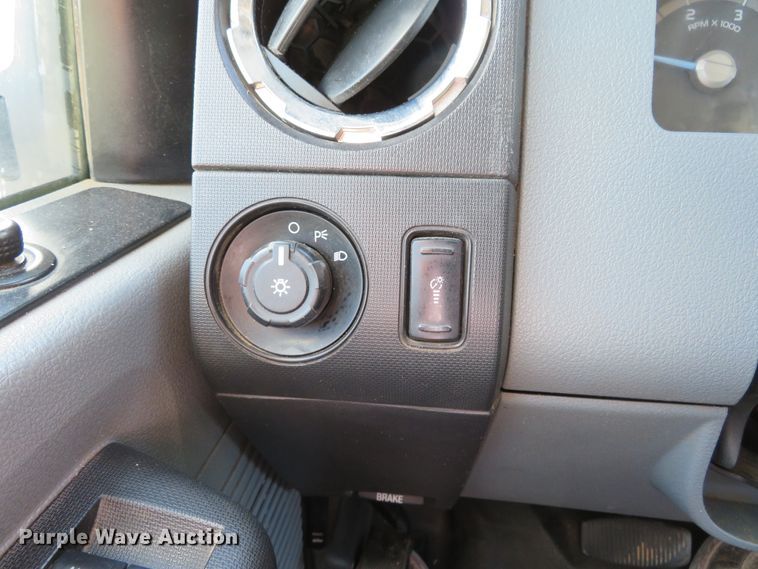 image for item DI3856 2014 Ford F250 Super Duty XL  Crew Cab flatbed pickup truck