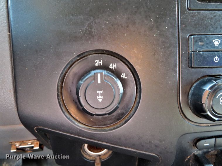 image for item DI3856 2014 Ford F250 Super Duty XL  Crew Cab flatbed pickup truck