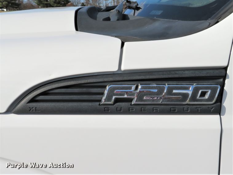 image for item DI3856 2014 Ford F250 Super Duty XL  Crew Cab flatbed pickup truck