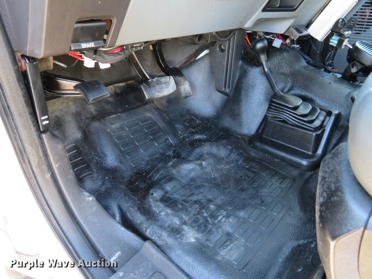 image for item DI3878 2011 Ford F550 Super Duty XL  Crew Cab utility truck