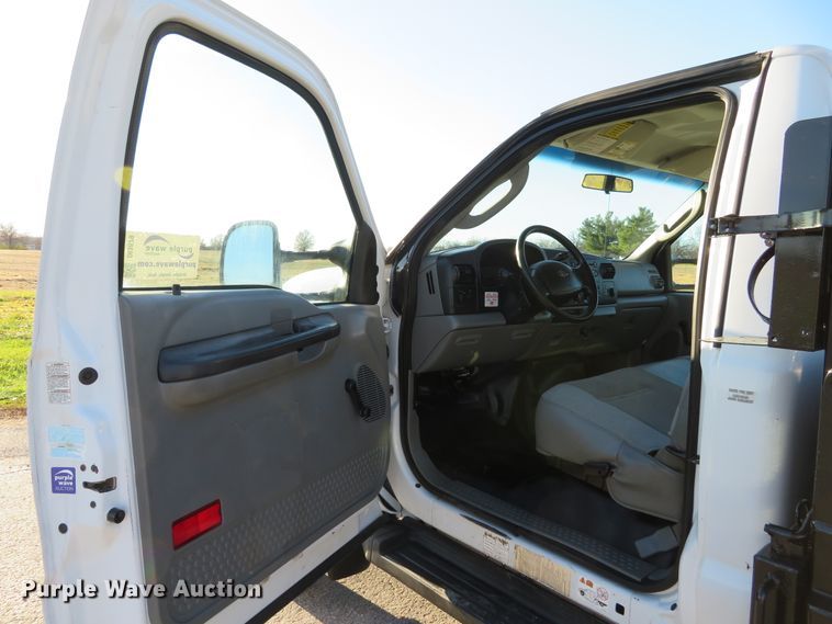 image for item DI3879 2006 Ford F550 Super Duty XL  utility truck