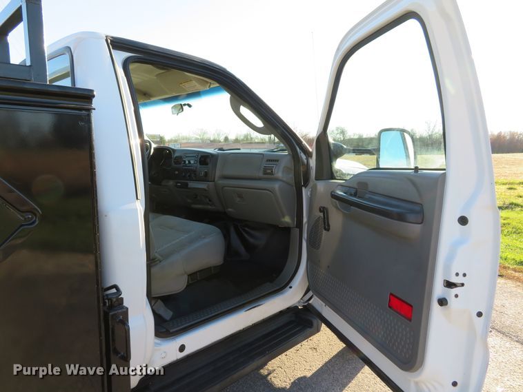 image for item DI3879 2006 Ford F550 Super Duty XL  utility truck