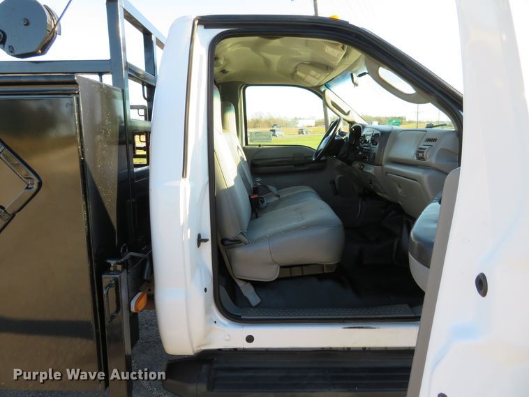 image for item DI3879 2006 Ford F550 Super Duty XL  utility truck