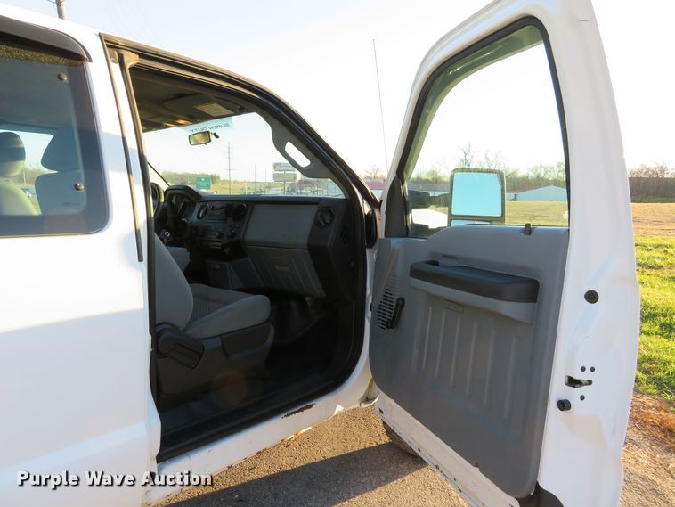 image for item DI3880 2011 Ford F350 Super Duty XL  SuperCab flatbed pickup truck